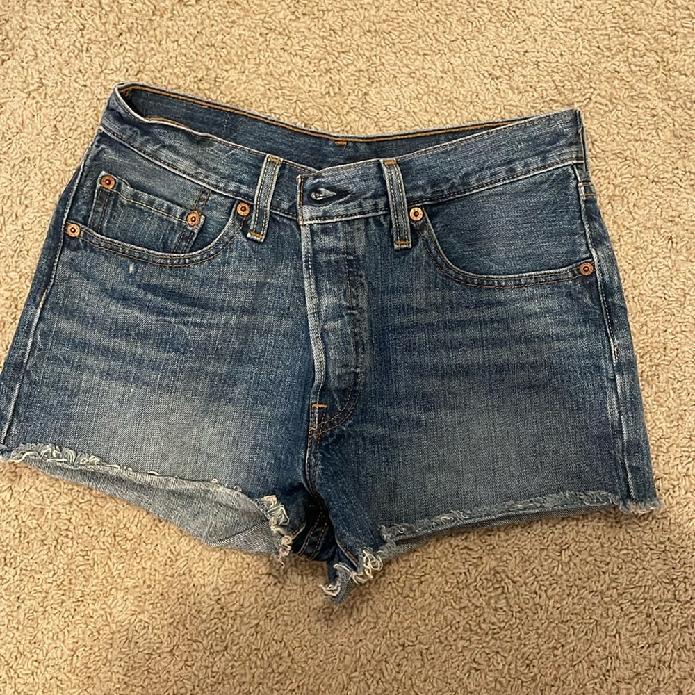 Size 27 Levi’s women’s denim shorts